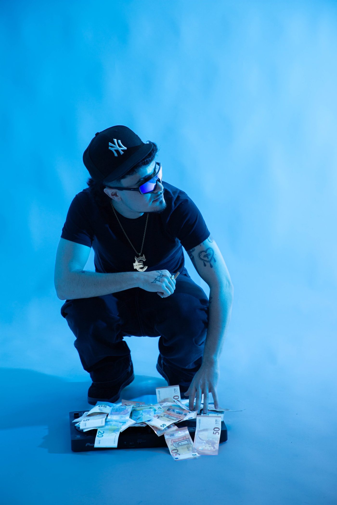 CoolMoneyPapi en estudio con billetes y controladora